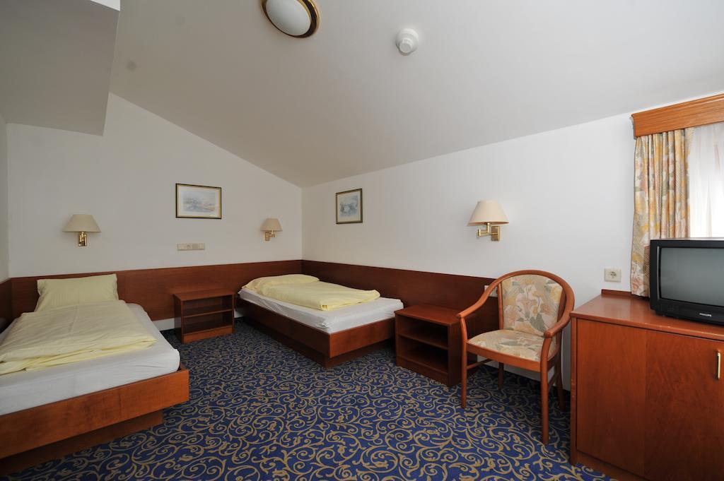 Salzburgerhof Jugend- Und Familienhotel لوفر الغرفة الصورة